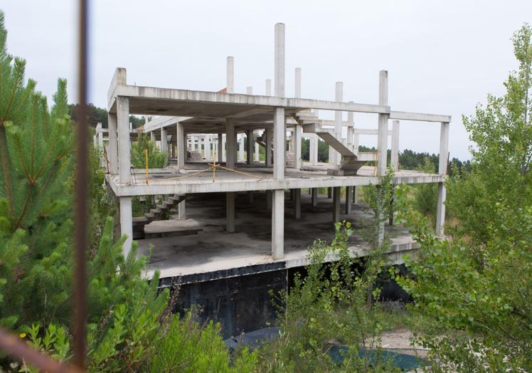 Esqueleto de una obra inacaba en Sojuela en 2016.