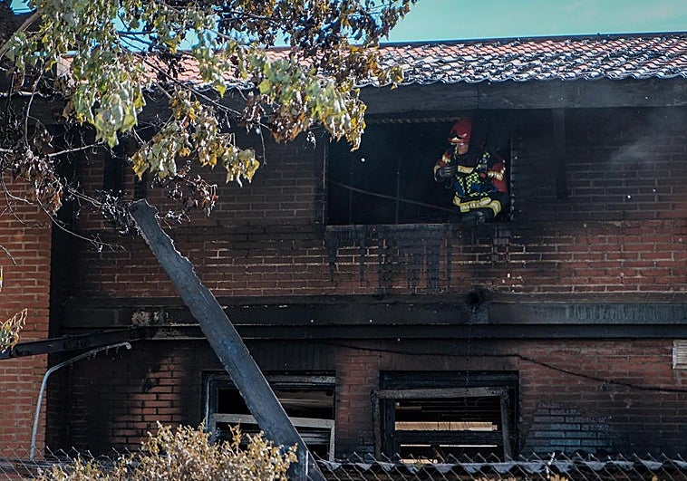 Cinco intoxicados por el humo de un incendio en el camping de Navarrete