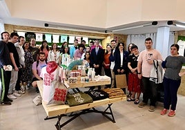 Usuarios y responsables de ARPA Autismo Rioja, junto a las autoridades en el centro ocupacional.