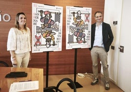 Los concejales de Festejos y Promoción de la Ciudad, Laura Lázaro y Miguel Sáinz, junto al cartel de las fiestas.