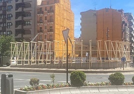 Estructuras de madera en torno a la fuente de la plaza salón de la Gran Vía logroñesa, primeros trabajos de Concéntrico y de la instalación 'Roundabout Baths'.