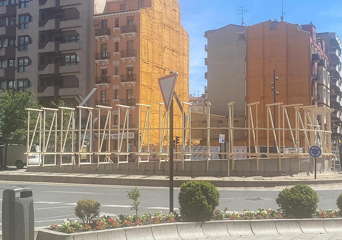 Estructuras de madera en torno a la fuente de la plaza salón de la Gran Vía logroñesa, primeros trabajos de Concéntrico y de la instalación 'Roundabout Baths'.