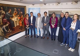 Foto de familia de los responsables del proyecto, ante el cuadro recién restaurado de Juan García de Riaño.
