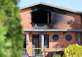 Fachada del edificio de recepción del camping de Navarrete, afectado por el incendio, en la mañana de este miércoles.