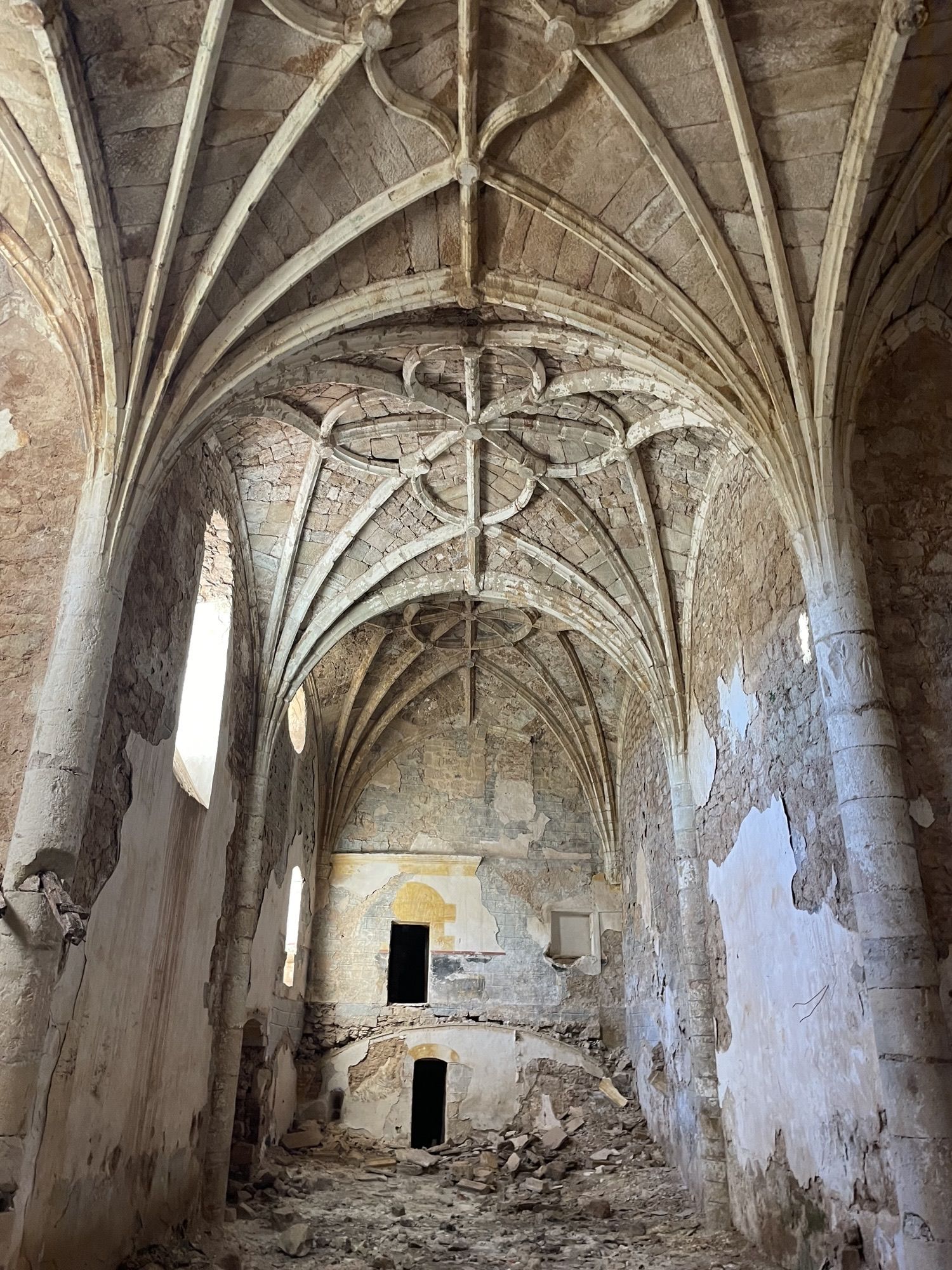 Interior de la Asunción con sus elegantes bóvedas.