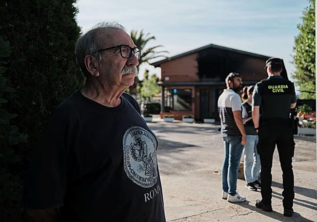 Aurelio, usuario del camping, y al fondo, el edificio incendiado.