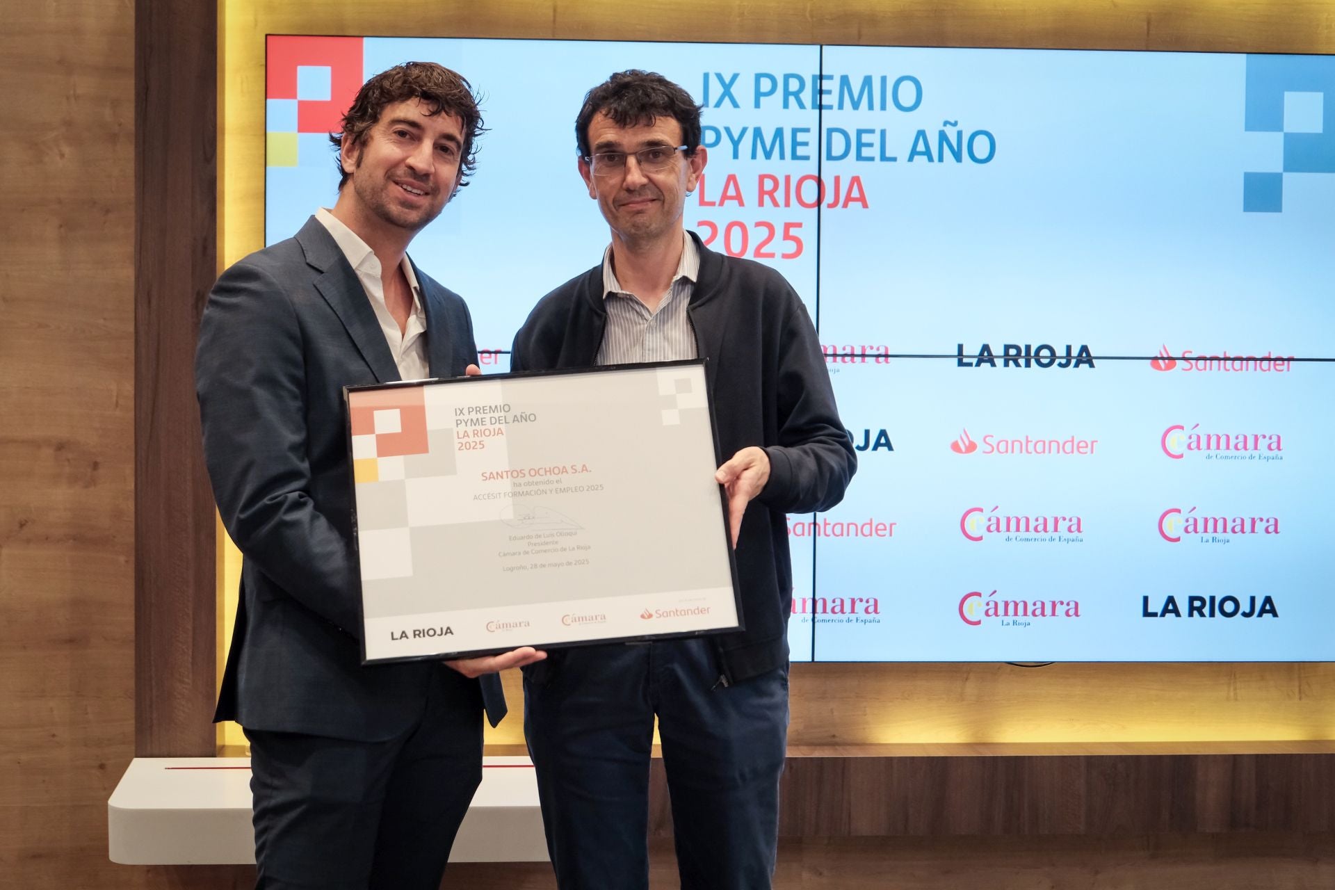 Diego Ochoa, de Santos Ochoa, recibe el premio a la formación y el empleo de manos de Juan Carlos Berdondes, de Diario LA RIOJA 