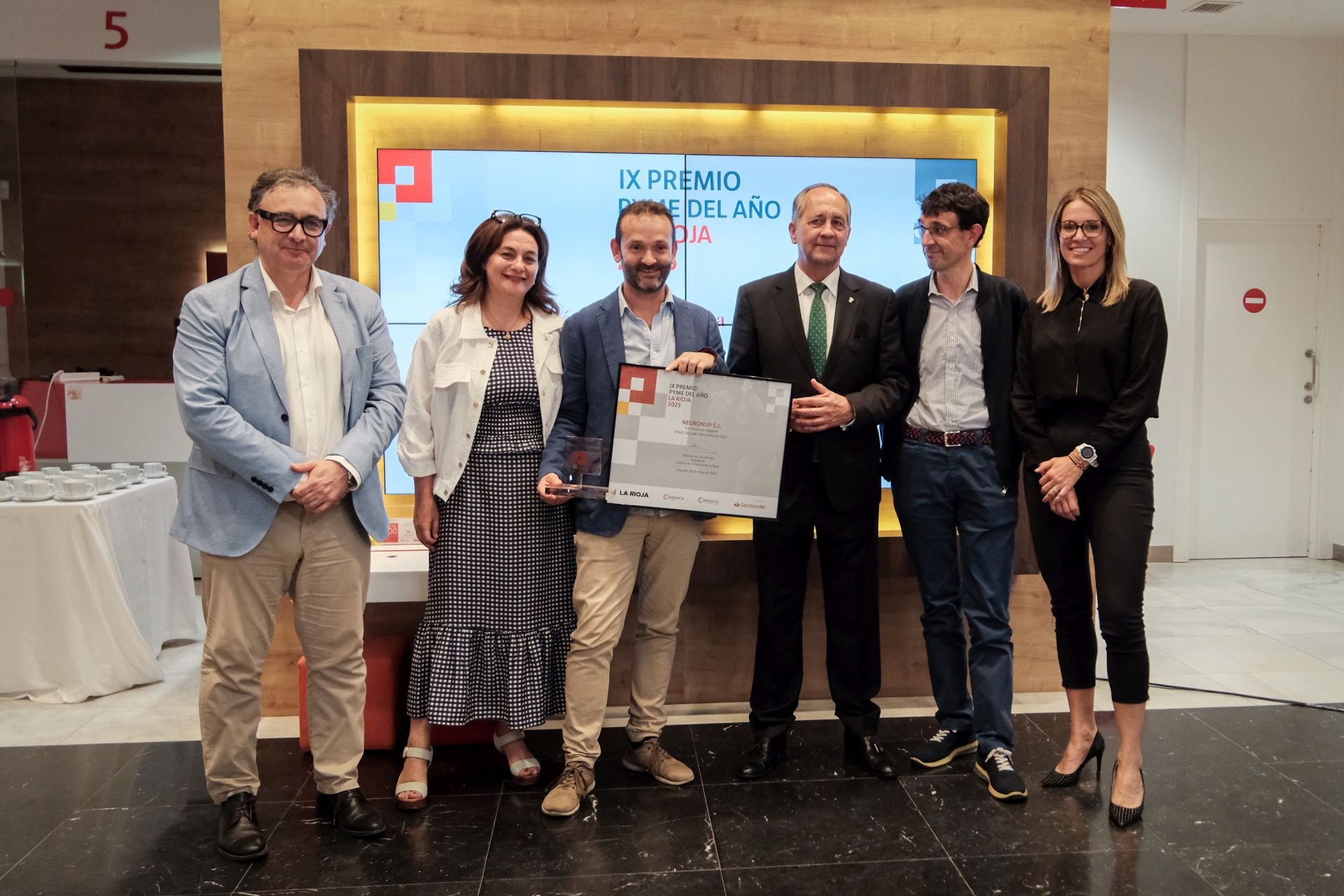 Íñigo Fernández de Piérola, responsable de Neuronup, con los representantes de las entidades organizadores.