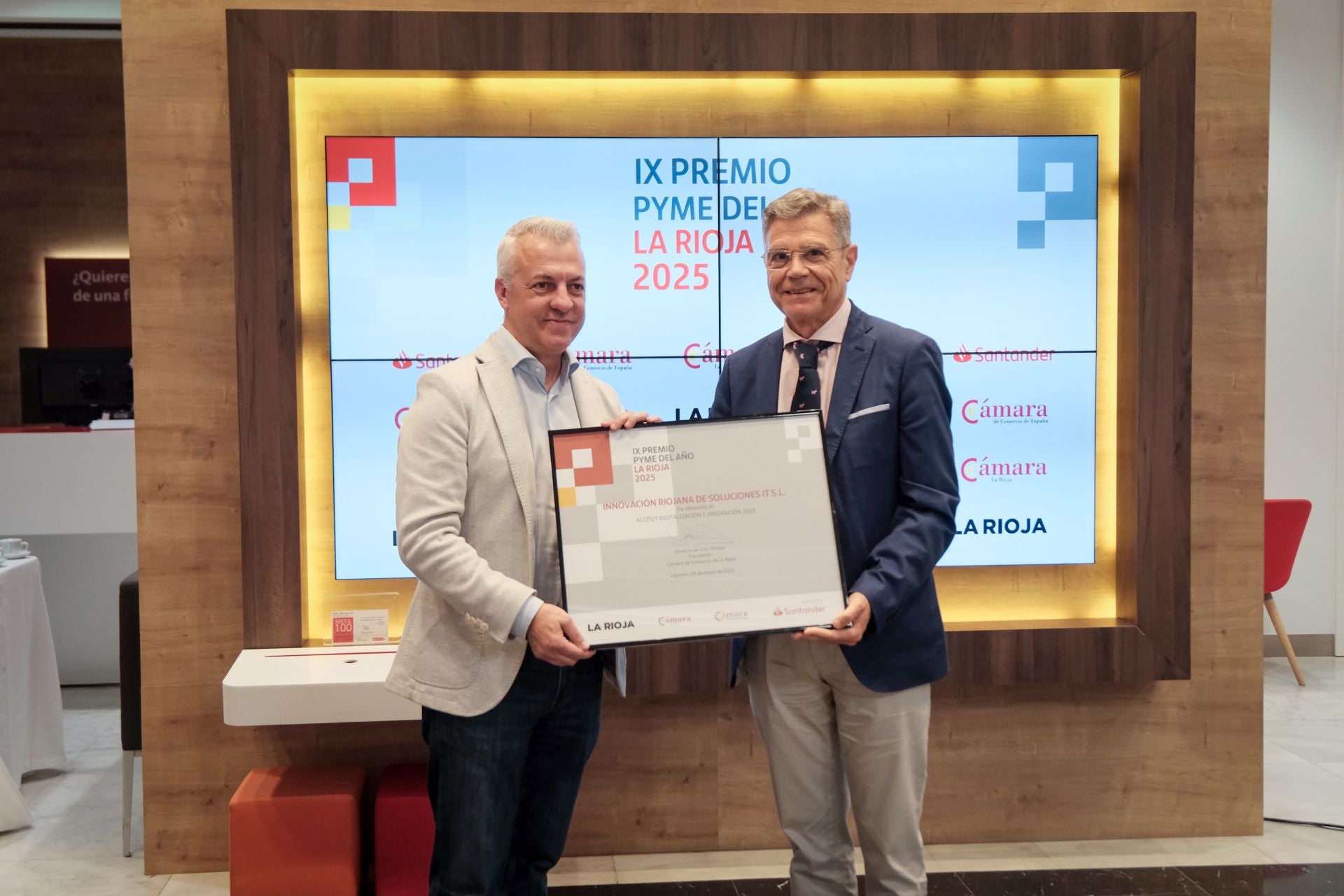 Jesús Hijazo, de Innovación Riojana de Soluciones, recogió el premio a la Digitalización y la Innovación.