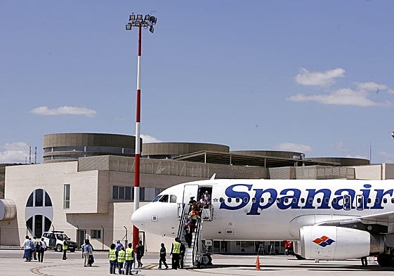Imagen de archivo del aterrizaje del avión de la compañía Spanair, con origen en Canarias, y que trasportaba a los viajeros en un Airbus 320, en el aeropuerto de Agoncillo.