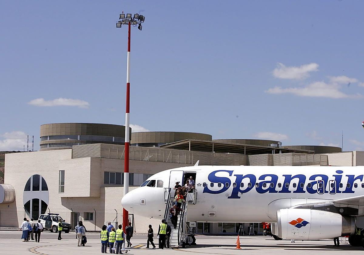 Imagen de archivo del aterrizaje del avión de la compañía Spanair, con origen en Canarias, y que trasportaba a los viajeros en un Airbus 320, en el aeropuerto de Agoncillo.