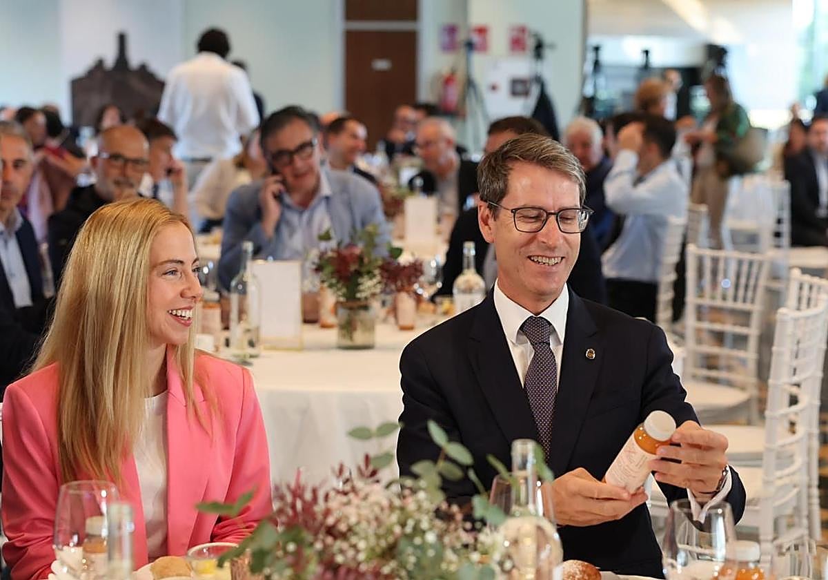Gonzalo Capellán, con la presidenta del Parlamento, Marta Fernández Cornago, minutos antes de comenzar su conferencia
