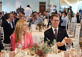 Gonzalo Capellán, con la presidenta del Parlamento, Marta Fernández Cornago, minutos antes de comenzar su conferencia