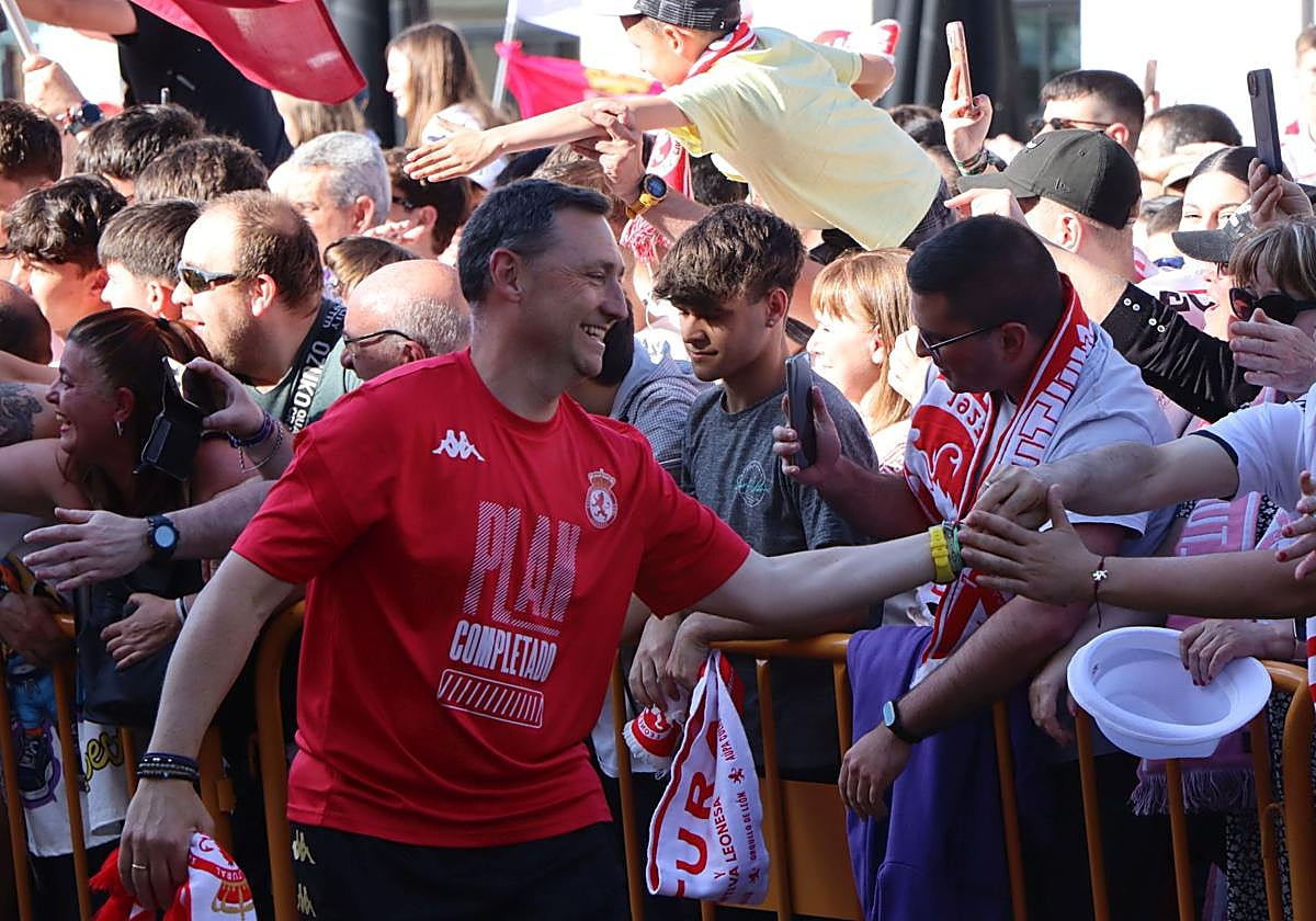 Llona saluda a los aficionados del club leonés durante las celebraciones tras el ascenso.