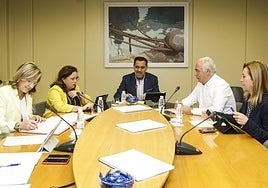 Mesa del Parlamento de La Rioja, durante la presidencia del socialista Jesús María García.