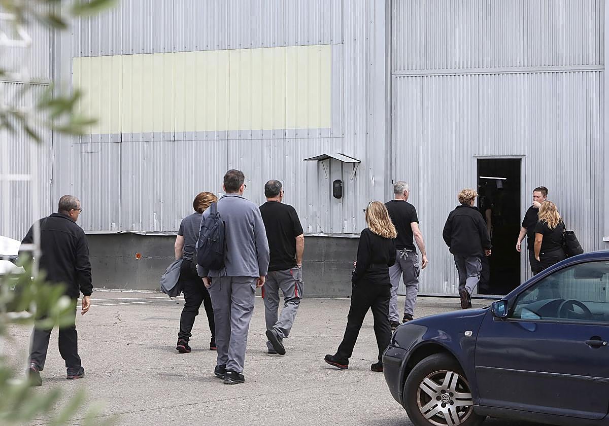 Trabajadores de CMP Automotive acceden a la empresa.