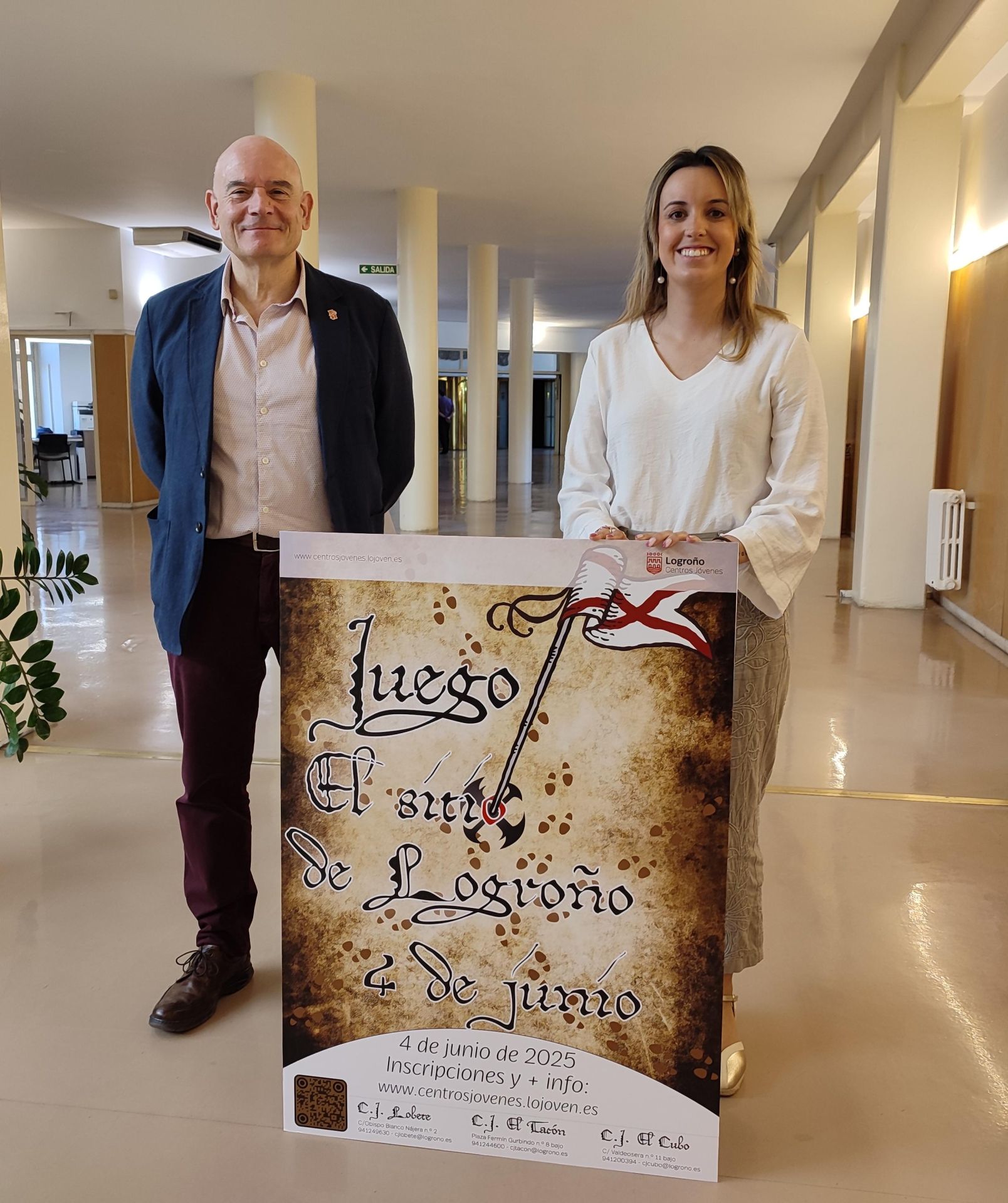 Jesús Esteban, director general de Servcios Sociales, y Laura Lázaro, concejala de Juventud, durante la presentación del juego.