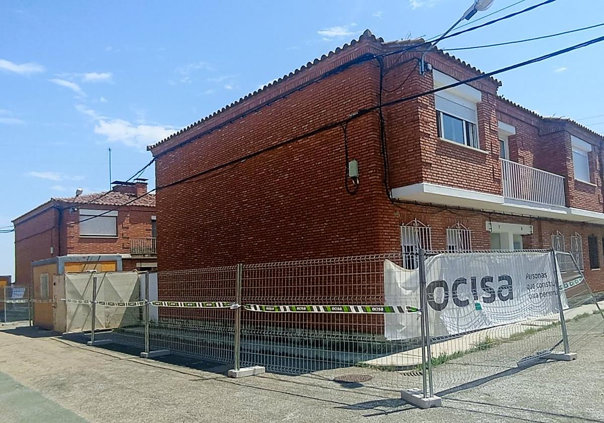 Vallado y casetas de obras en los bloques de las antiguas casas de los peones camineros que se van a rehabilitar.