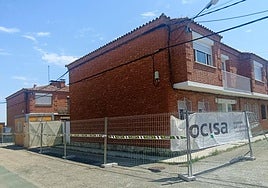 Vallado y casetas de obras en los bloques de las antiguas casas de los peones camineros que se van a rehabilitar.