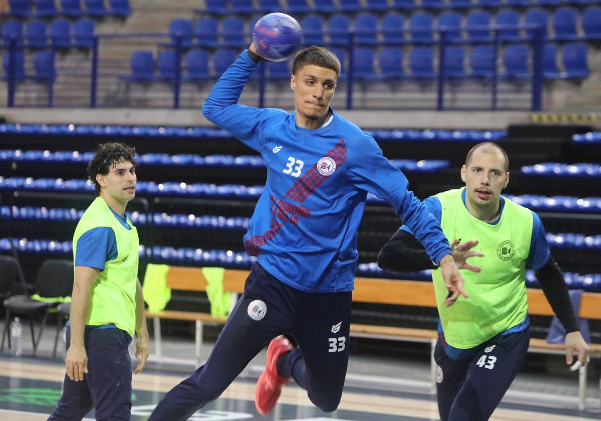 Andrej Pergel prepara el brazo para lanzar en un entrenamiento.