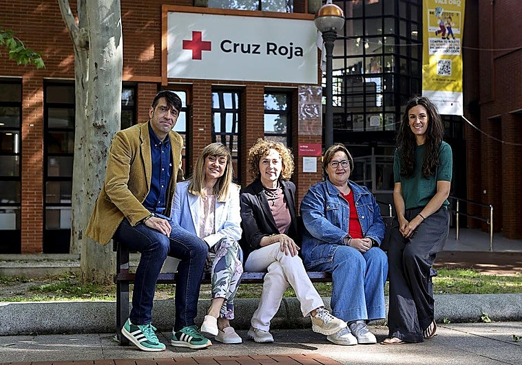 Eugenio Marín, Divina Palacios, Mónica Uyarra (Servicios Sociales), Eva Martínez Miranda y Marta Angulo (Cruz Roja).