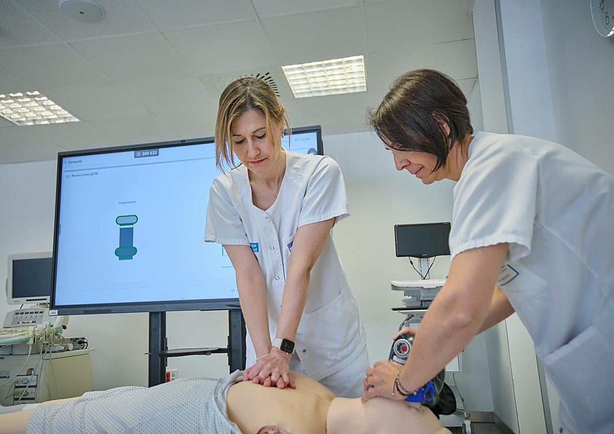 Imagen secundaria 1 - Profesionales en la sala de reuniones; Marisol Gómez e Inmaculada Marín, enfermeras de Reanimación; y el doctor Enrique Chicote, y la enfermera Elena Cervantes, ambos de Intensivos, con el informático y técnico de Simulación del centro, Paco Vázquez.