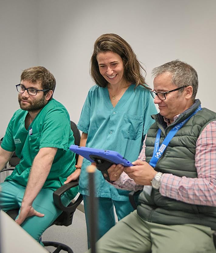 Imagen secundaria 2 - Profesionales en la sala de reuniones; Marisol Gómez e Inmaculada Marín, enfermeras de Reanimación; y el doctor Enrique Chicote, y la enfermera Elena Cervantes, ambos de Intensivos, con el informático y técnico de Simulación del centro, Paco Vázquez.