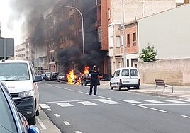 Arde un coche que se encontraba aparcado en Santo Domingo
