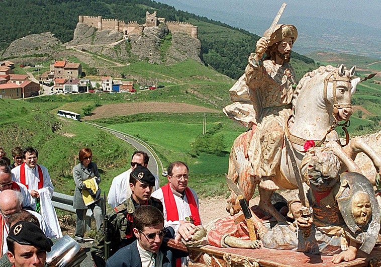 Procesión a la Basílica de Santiago, con el castillo de Clavijo de fondo, años atrás.