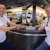 Víctor Manuel Riera y Francisco Martínez Bergés señalan la zona reservada a camareros del bar Ópera de Logroño.