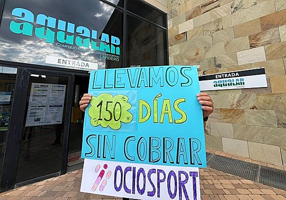 Los trabajadores de Ocio Sport en el complejo Aqualar de Lardero llevan 150 días sin cobrar.