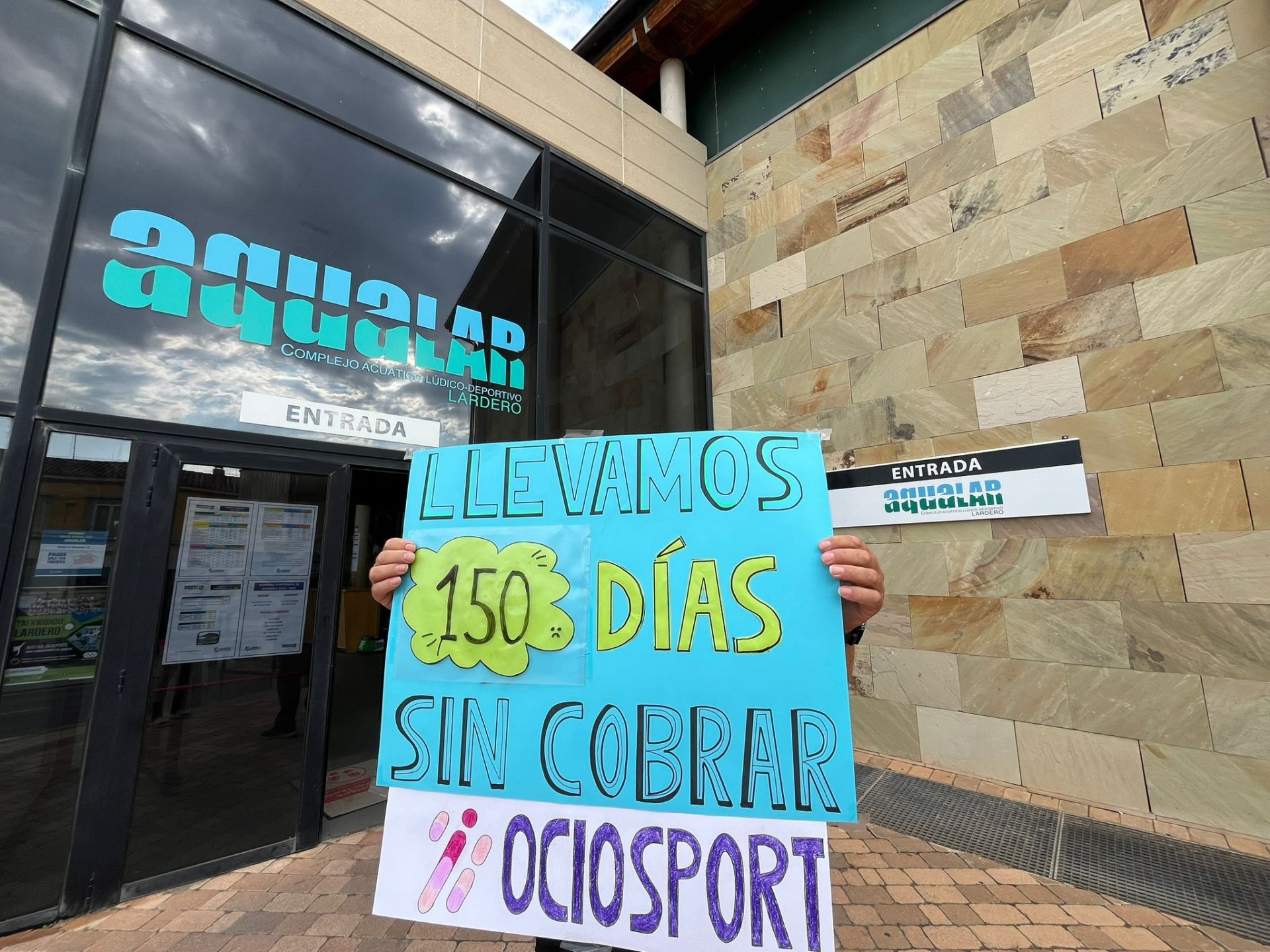 Los trabajadores de Ocio Sport en el complejo Aqualar de Lardero llevan 150 días sin cobrar.