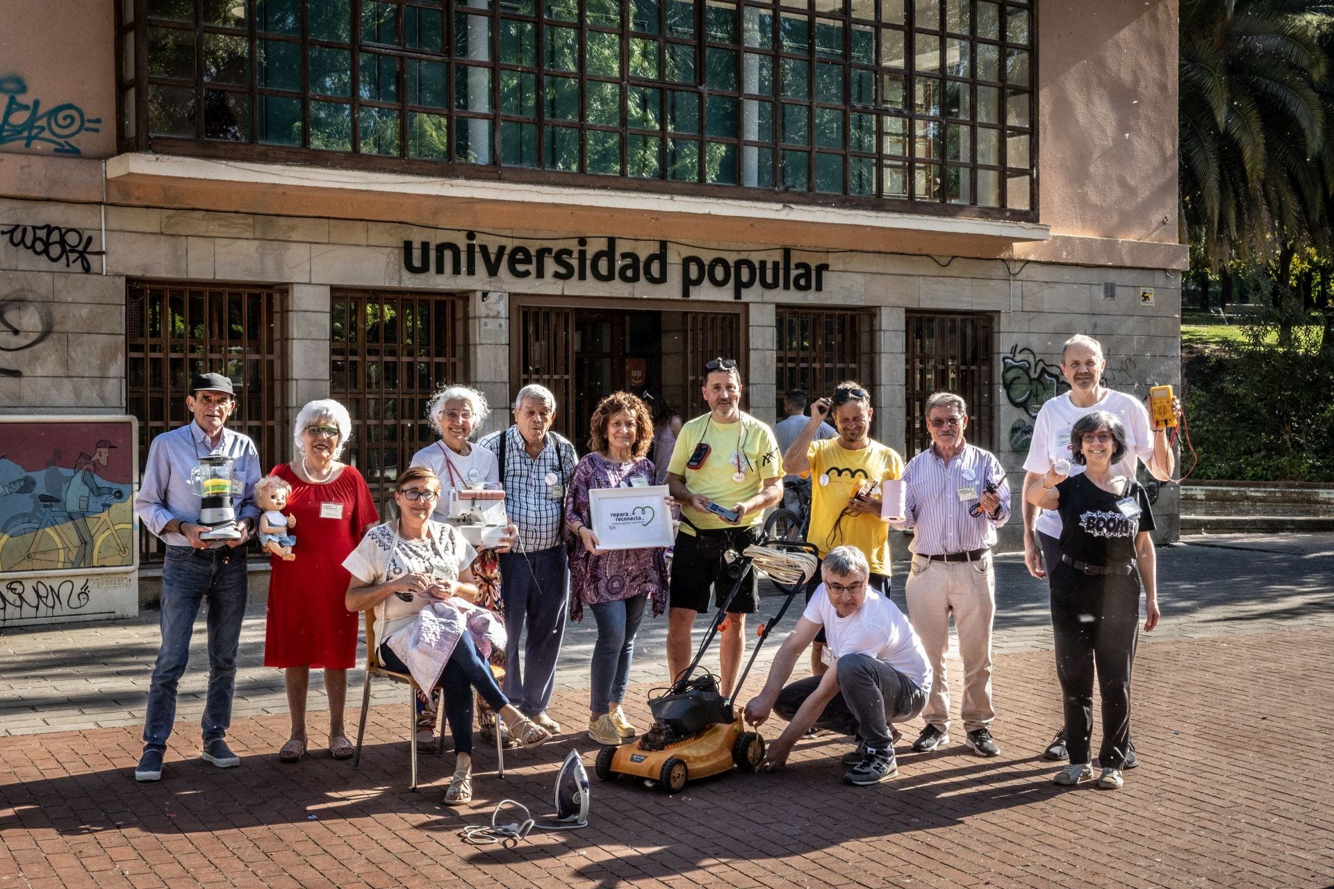 Técnicos voluntarios y usuarios de la iniciativa 'Repara y reconecta'.