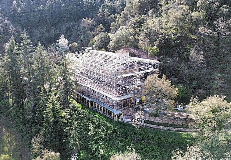 Monasterio de San Millán de Suso, cubierto del andamiaje protector.