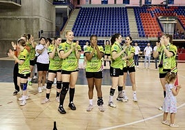 Las jugadoras del Grafometal se despiden de la afición.
