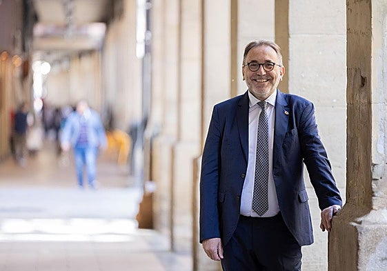 Carlos del Rey sonríe apoyado en una columna de la calle Portales, cerca de la sede de la patronal riojana FER.