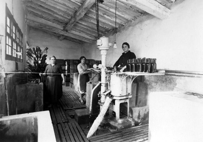 Mujeres trabajando en CVNEen la década de 1930. CVNE.