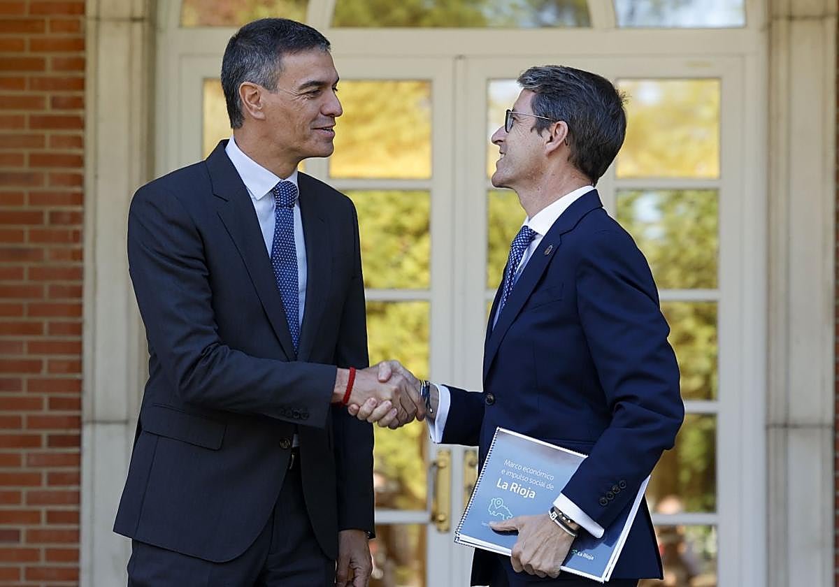 Gonzalo Capellán saluda a Pedro Sánchez en el encuentro bilateral que ambos presidentes tuvieron en septiembre de 2024 en Moncloa.