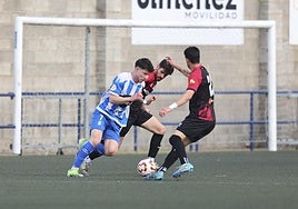 Juanma Domínguez intenta escaparse de la presión del Arnedo.