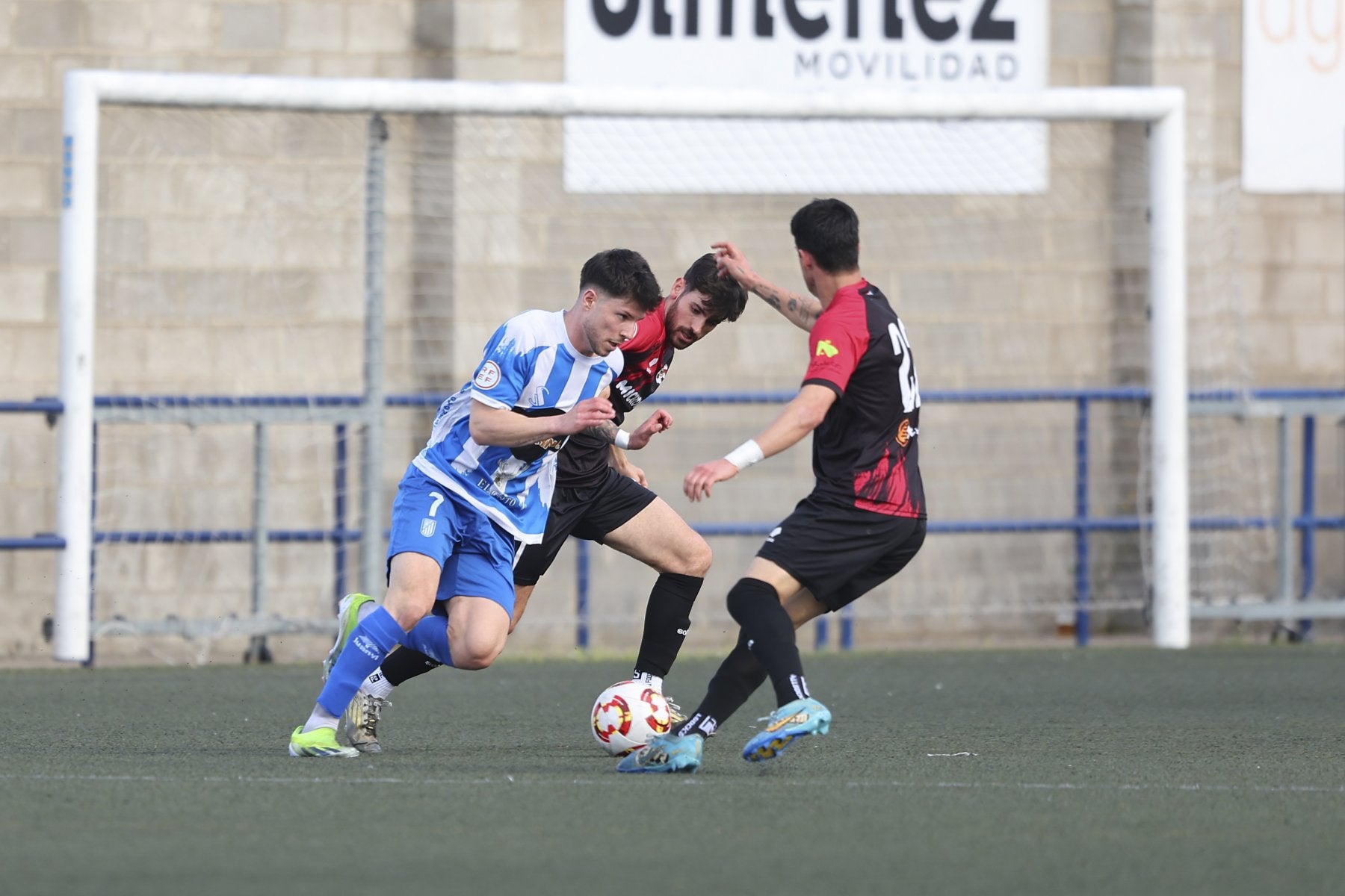 Juanma Domínguez intenta escaparse de la presión del Arnedo.