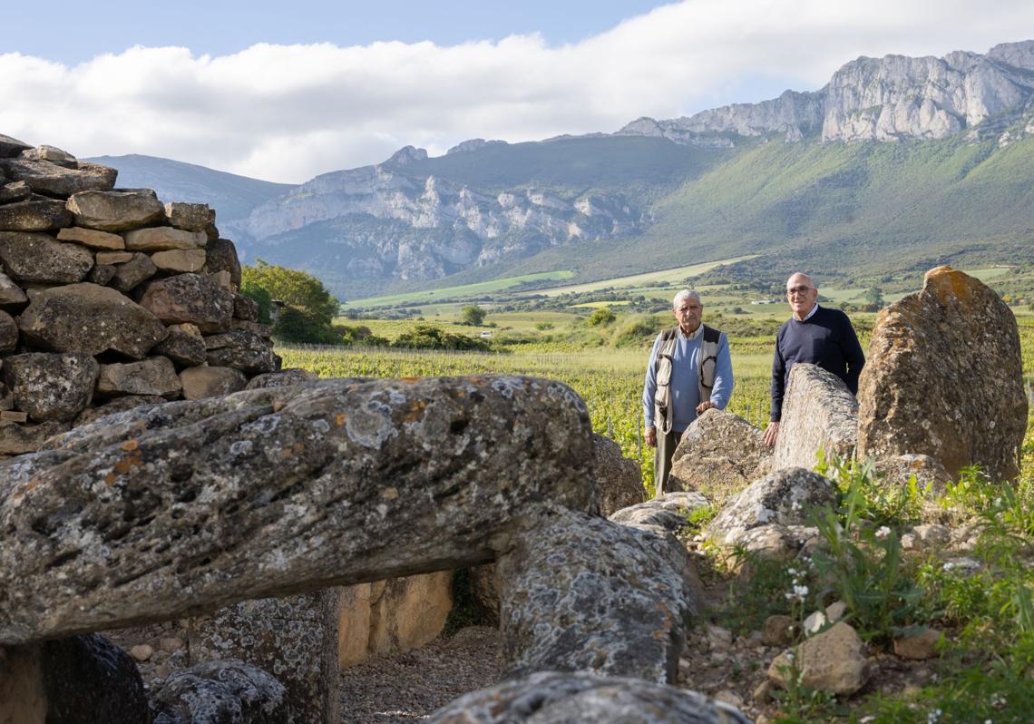 Los investigadores Luis Vicente Elías y Salvador Velilla, a la sombra de la sierra Cantabria, en el dolmen de San Martín.