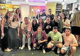 José (tras la barra), rodeado de amigos de Fonzaleche en la inauguración.