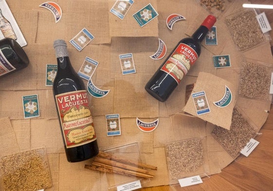 Botellas de Martínez Lacuesta, junto con los botánicos usados para su elaboración. El misterio está en las cantidades.