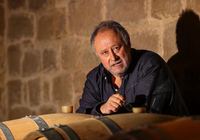 Miguel Ángel de Gregorio mira a la cámara entre sus barricas en Briones.