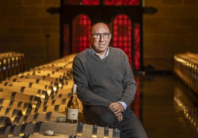 Marcos Eguren, en la sala de barricas de Sierra Cantabria.