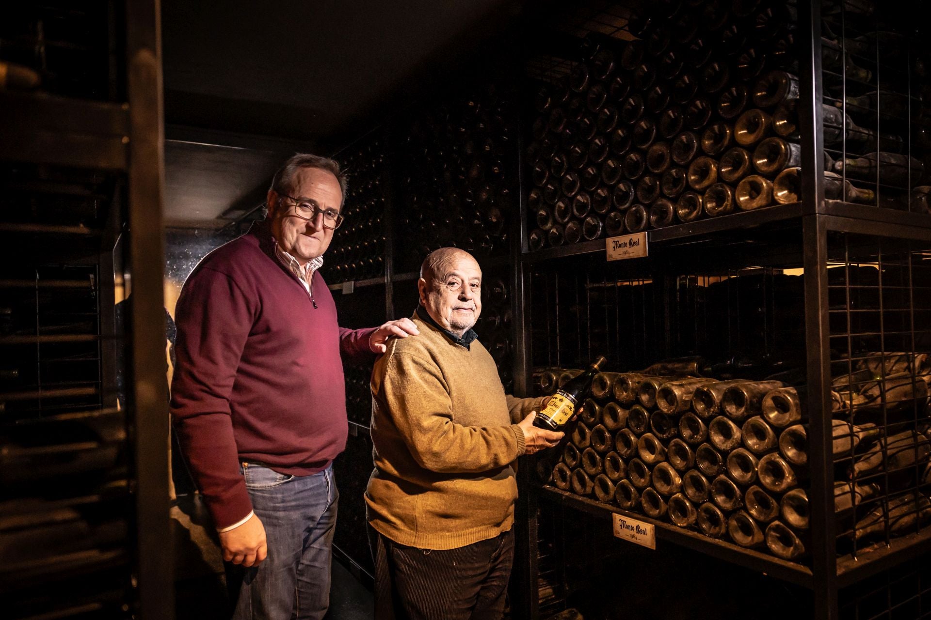 Emilio Sojo y Felipe Nalda rescatan una botella de Monte Real de 1964