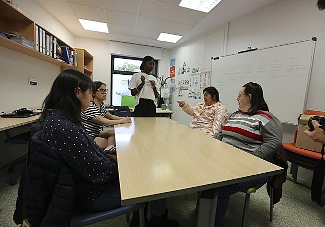 Una de las salas de la sede de Arsido donde se encontraban algunas jóvenes en una de sus clases.