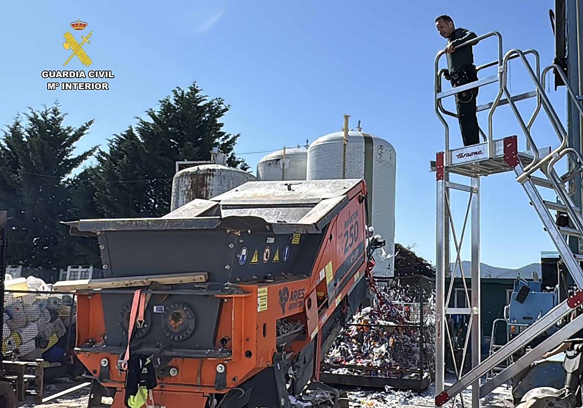 Imagen principal - Destruidas en Arnedo casi 2.000 prendas deportivas falsificadas