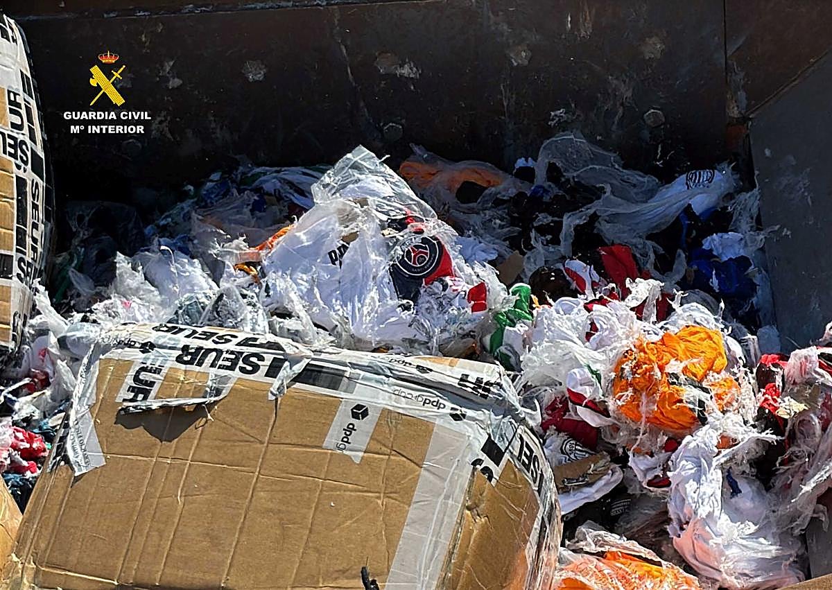 Imagen secundaria 1 - Destruidas en Arnedo casi 2.000 prendas deportivas falsificadas