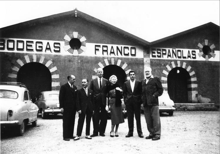 A la derecha de la foto, el escritor en su visita a Franco Españolas en 1956 junto a Juanito Quintana (hotelero pamplonés), Rupert Belleville (aviador británico de la RAF), Mary Welsh (periodista y mujer de Hemingway) y Antonio Ordóñez (torero).